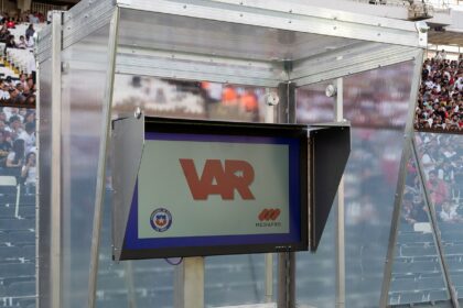 VAR tehnologija u fudbalu: kako sudije gledaju usporeni snimak