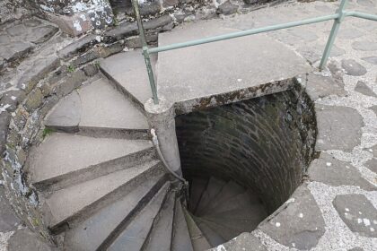 Tajne srednjovekovnih tvrđava: spiralna stepeništa udesno