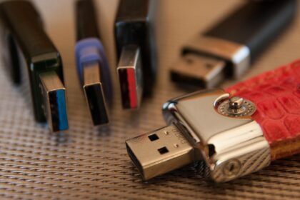 USB priključak: Zašto ga uvek pogrešno okrenemo?