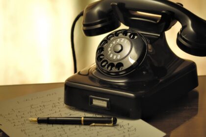 Telefon: Glas na daljinu i tehnološka revolucija komunikacije